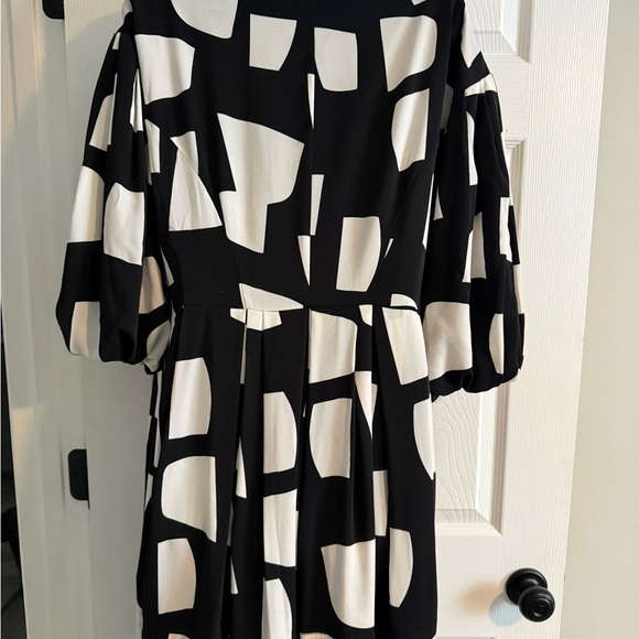 Gracia Black and White Abstract Long Sleeve Dress - Picture 6 of 9